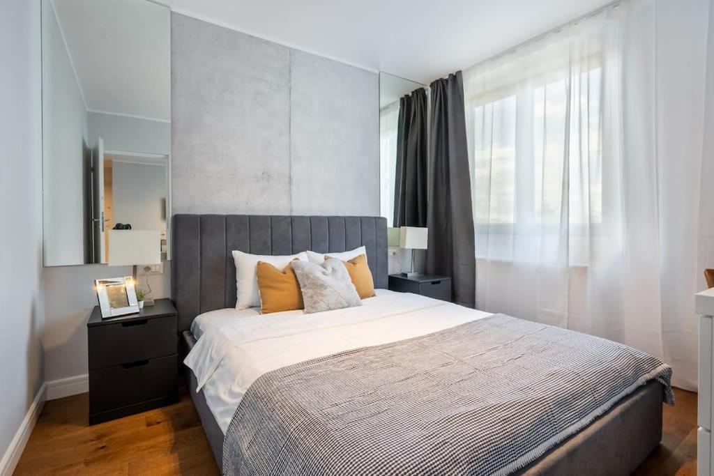 Stunning Views 2Br Midtown Flat - Charming Balcony Apartment Bucharest Luaran gambar