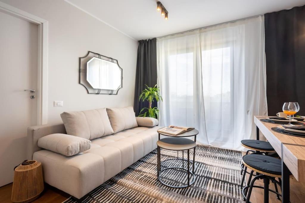 Stunning Views 2Br Midtown Flat - Charming Balcony Apartment Bucharest Luaran gambar