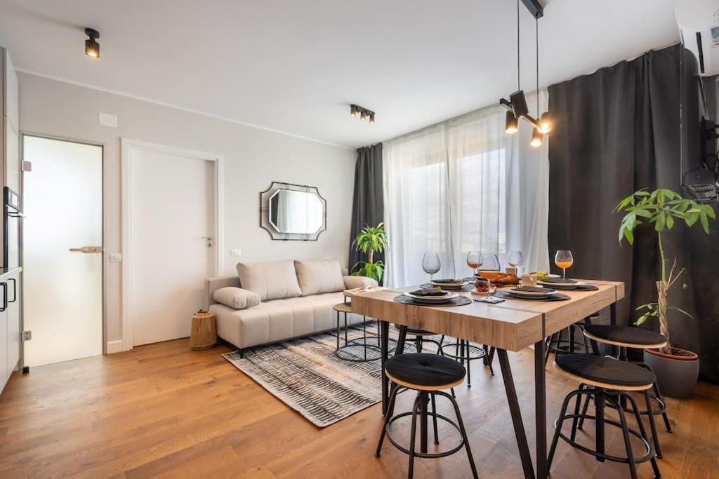 Stunning Views 2Br Midtown Flat - Charming Balcony Apartment Bucharest Luaran gambar