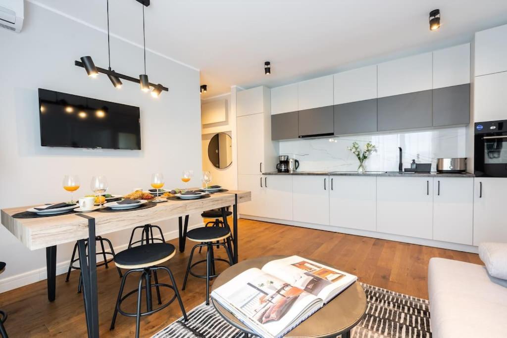 Stunning Views 2Br Midtown Flat - Charming Balcony Apartment Bucharest Luaran gambar